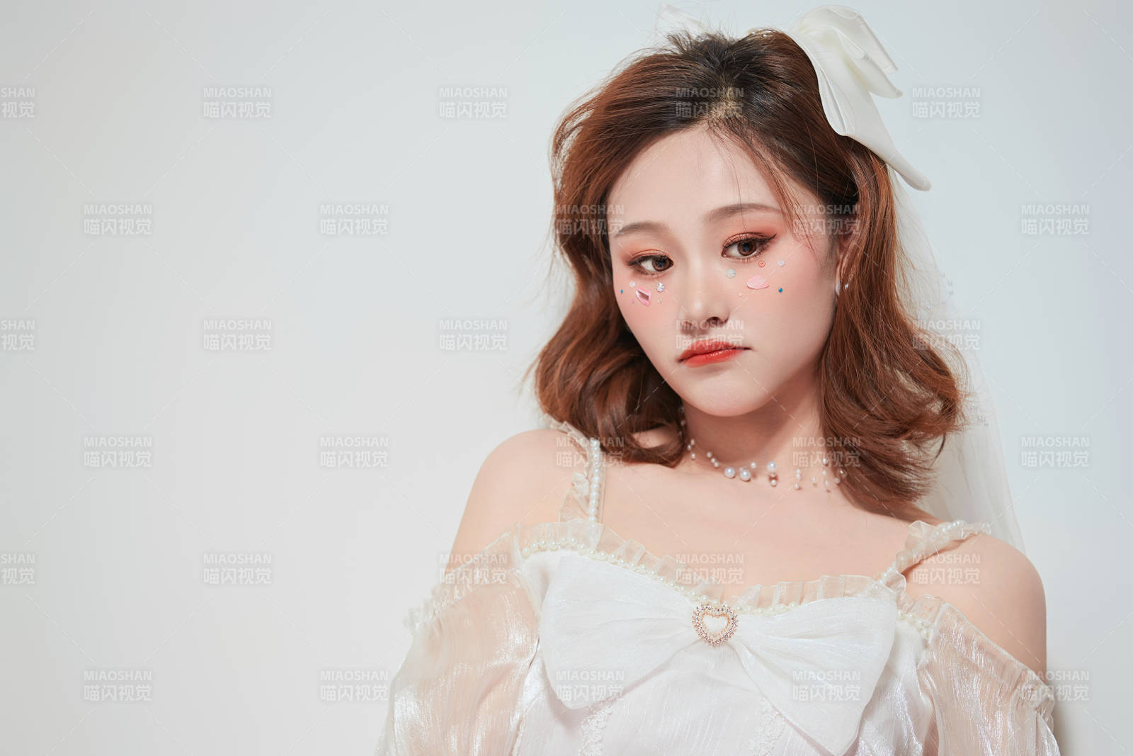 穿着公主裙手拿气球庆祝生日的亚洲女性图片