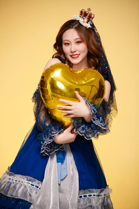 黄色背景下穿着欧式宫廷晚装庆祝生日的少女图片