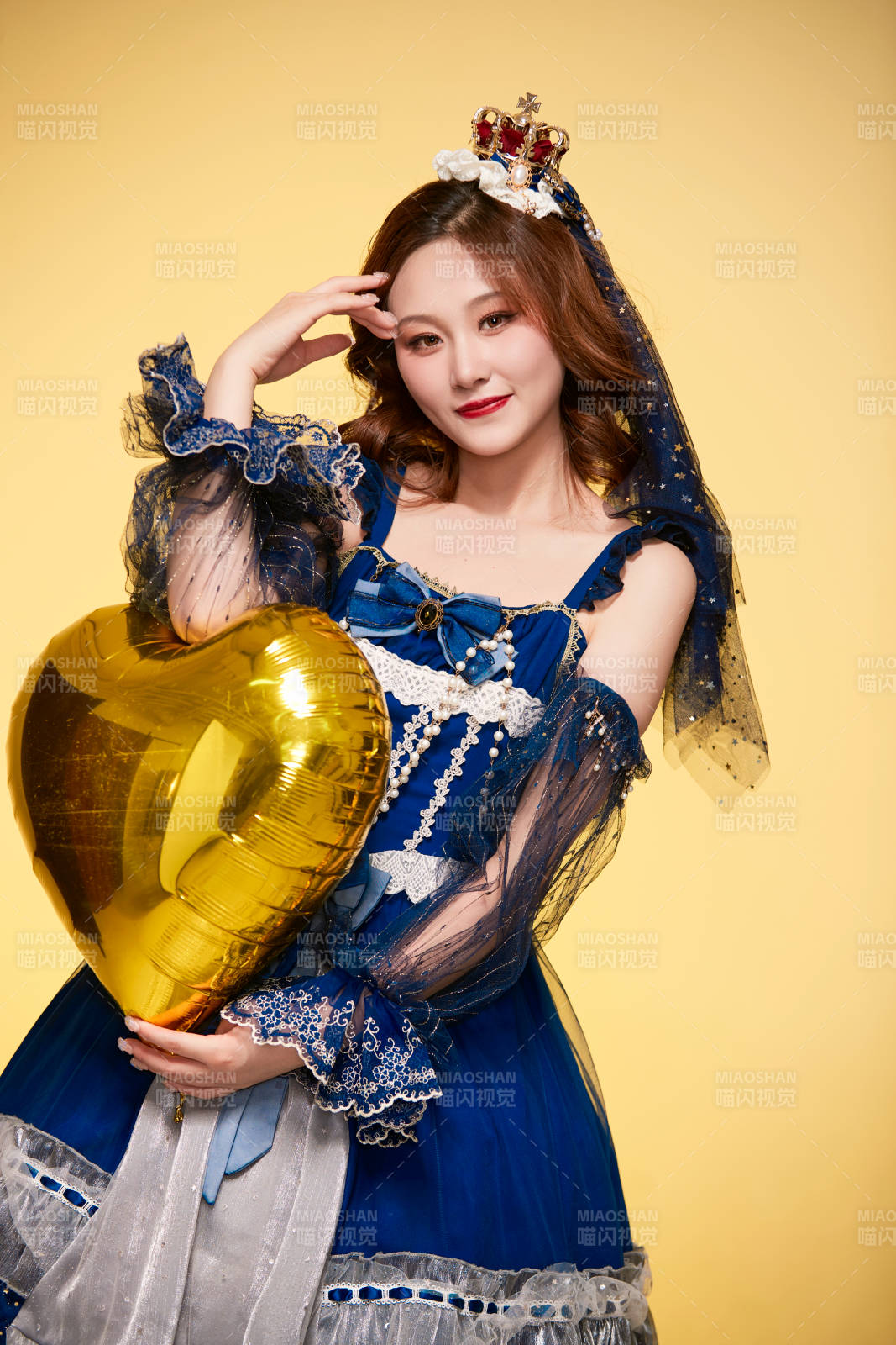 黄色背景下穿着欧式宫廷晚装庆祝生日的少女图片