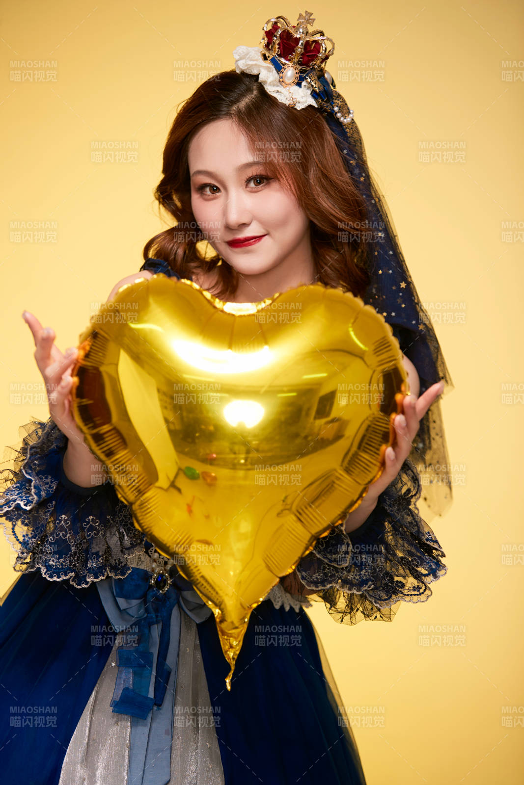 黄色背景下穿着欧式宫廷晚装庆祝生日的少女图片