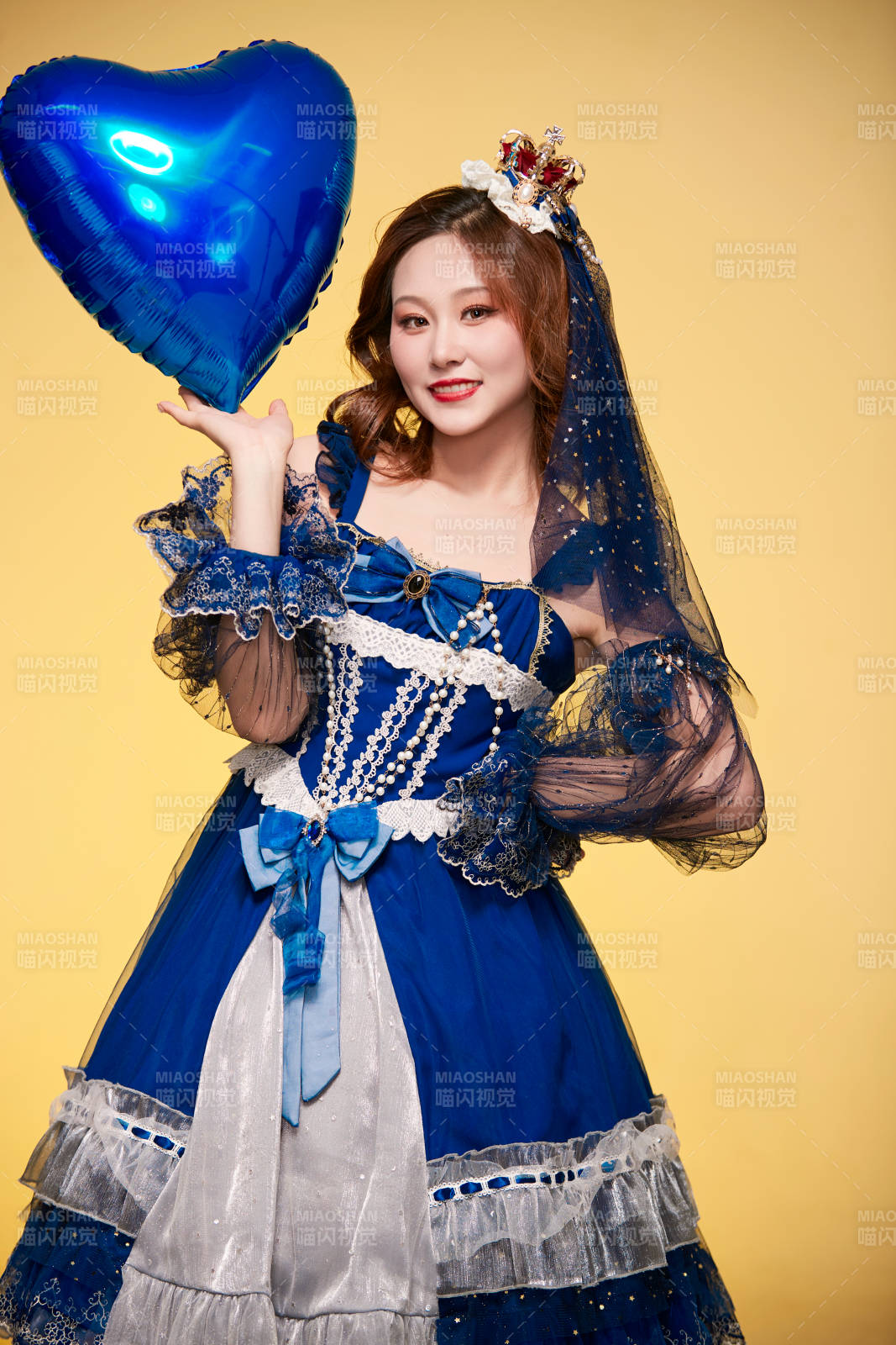 黄色背景下穿着欧式宫廷晚装庆祝生日的少女图片