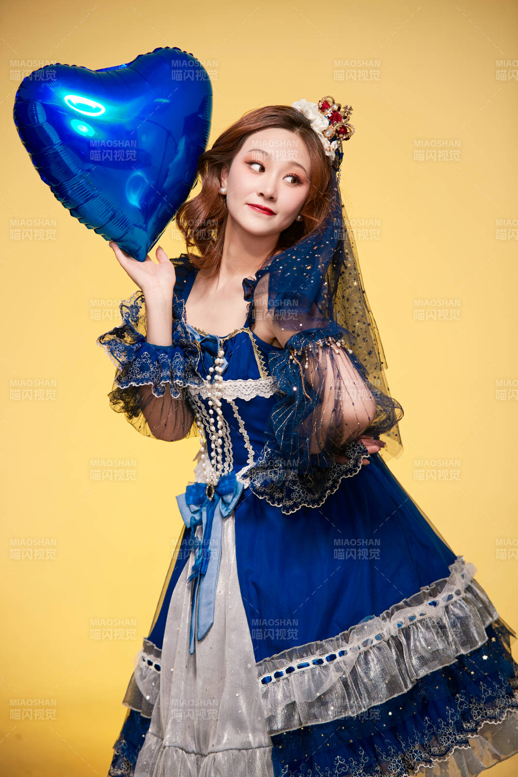 黄色背景下穿着欧式宫廷晚装庆祝生日的少女图片