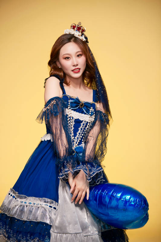 黄色背景下穿着欧式宫廷晚装庆祝生日的少女图片