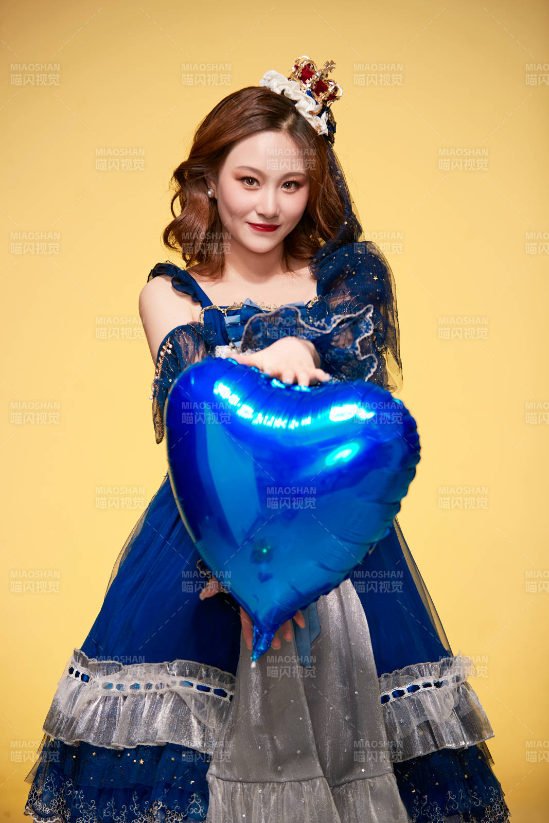 黄色背景下穿着欧式宫廷晚装庆祝生日的少女图片