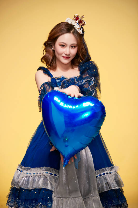 黄色背景下穿着欧式宫廷晚装庆祝生日的少女图片