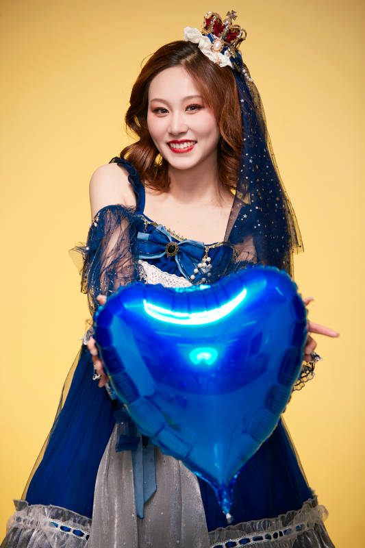 黄色背景下穿着欧式宫廷晚装庆祝生日的少女图片