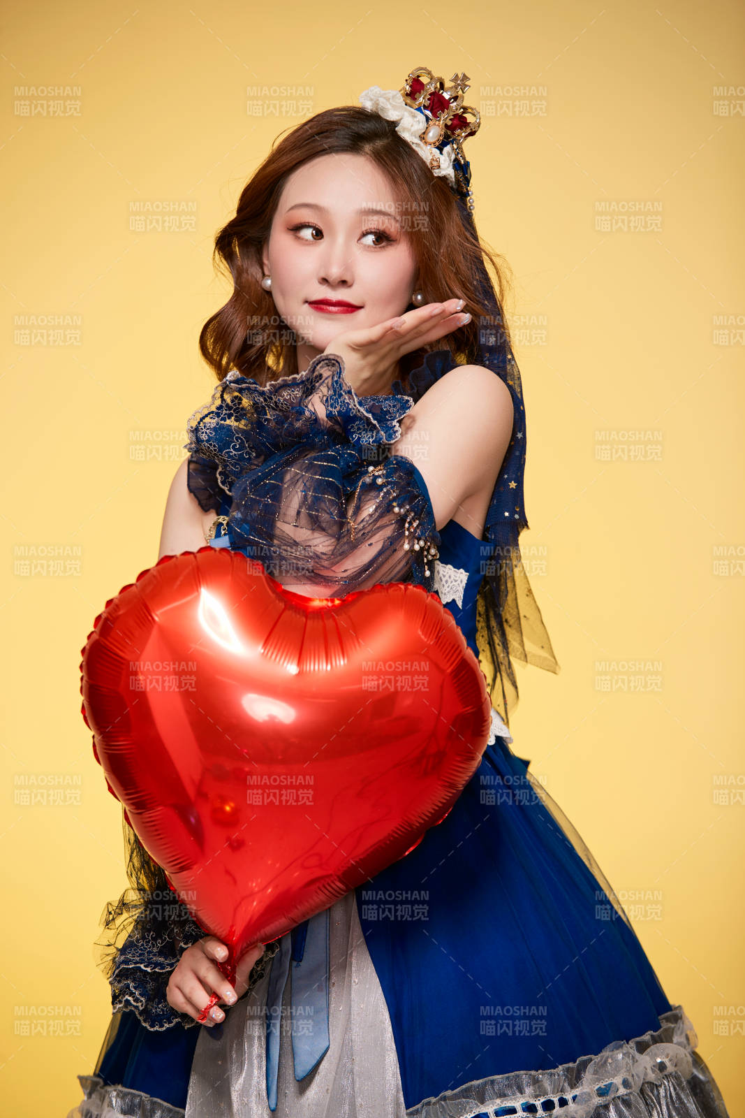 黄色背景下穿着欧式宫廷晚装庆祝生日的少女图片