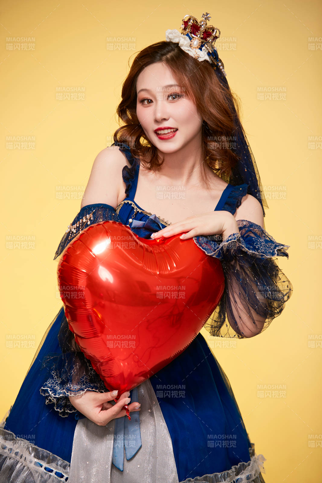 黄色背景下穿着欧式宫廷晚装庆祝生日的少女图片