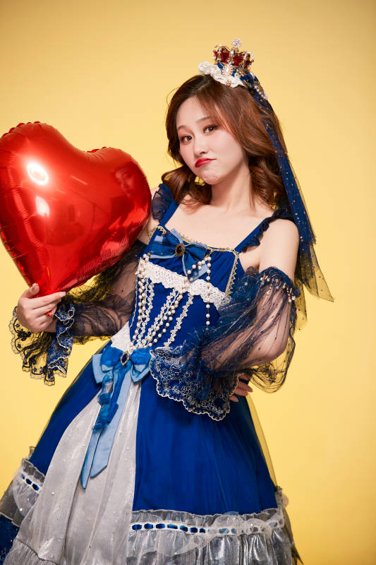 黄色背景下穿着欧式宫廷晚装庆祝生日的少女图片