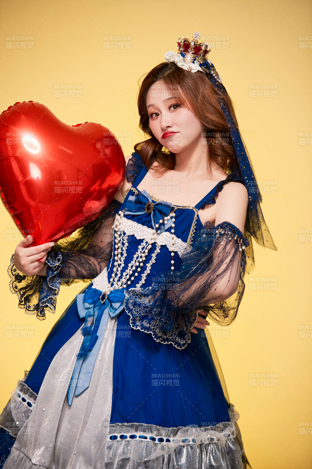 黄色背景下穿着欧式宫廷晚装庆祝生日的少女图片