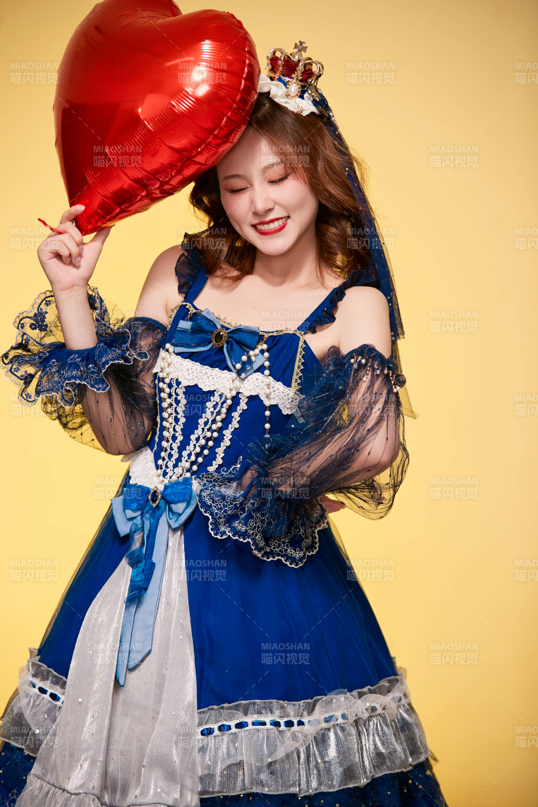 黄色背景下穿着欧式宫廷晚装庆祝生日的少女图片