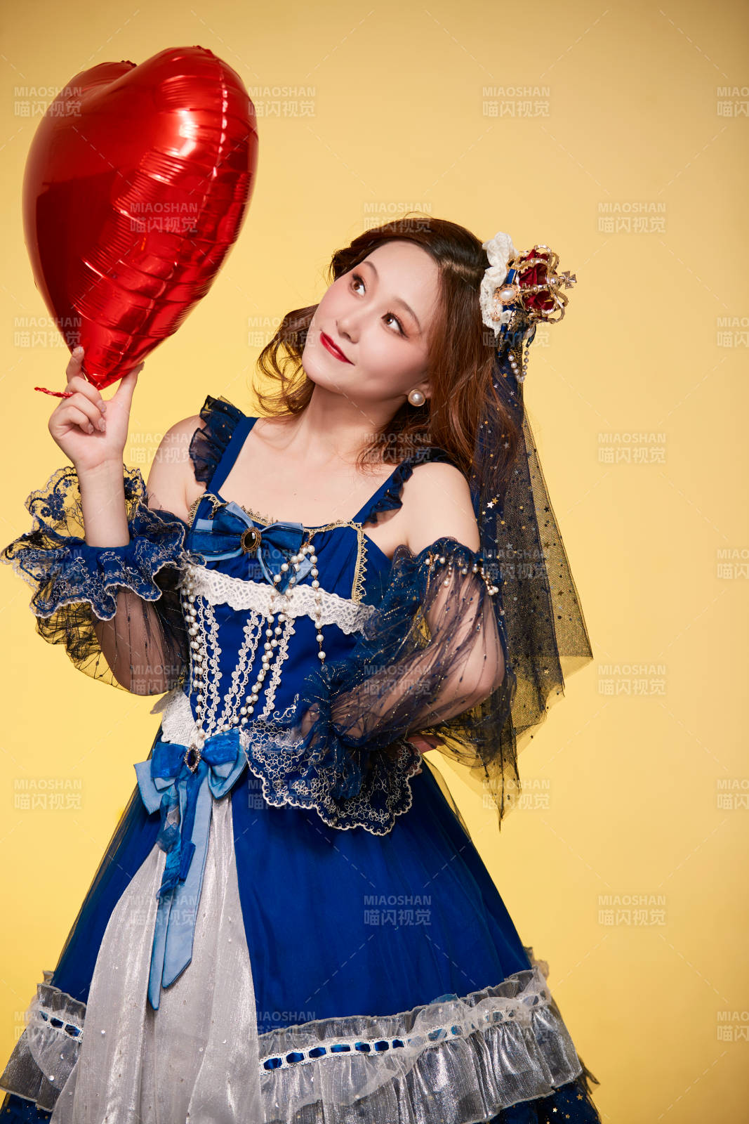 黄色背景下穿着欧式宫廷晚装庆祝生日的少女图片