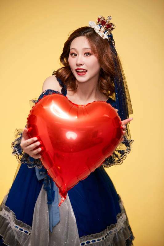 黄色背景下穿着欧式宫廷晚装庆祝生日的少女图片