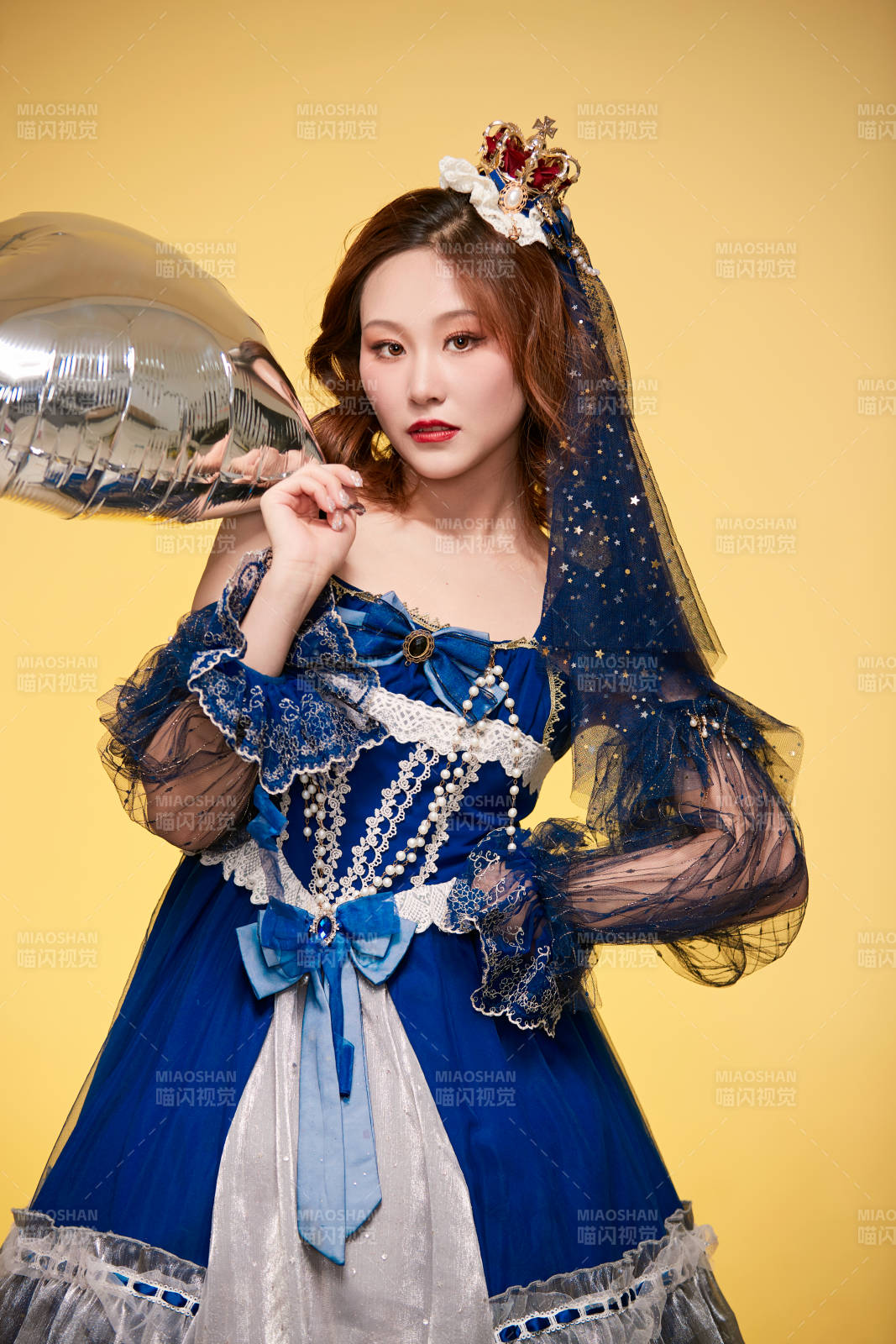 黄色背景下穿着欧式宫廷晚装庆祝生日的少女图片