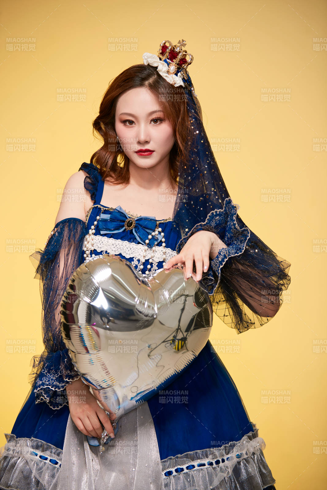 黄色背景下穿着欧式宫廷晚装庆祝生日的少女图片