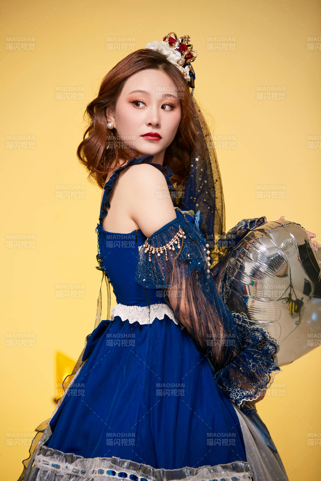 黄色背景下穿着欧式宫廷晚装庆祝生日的少女图片