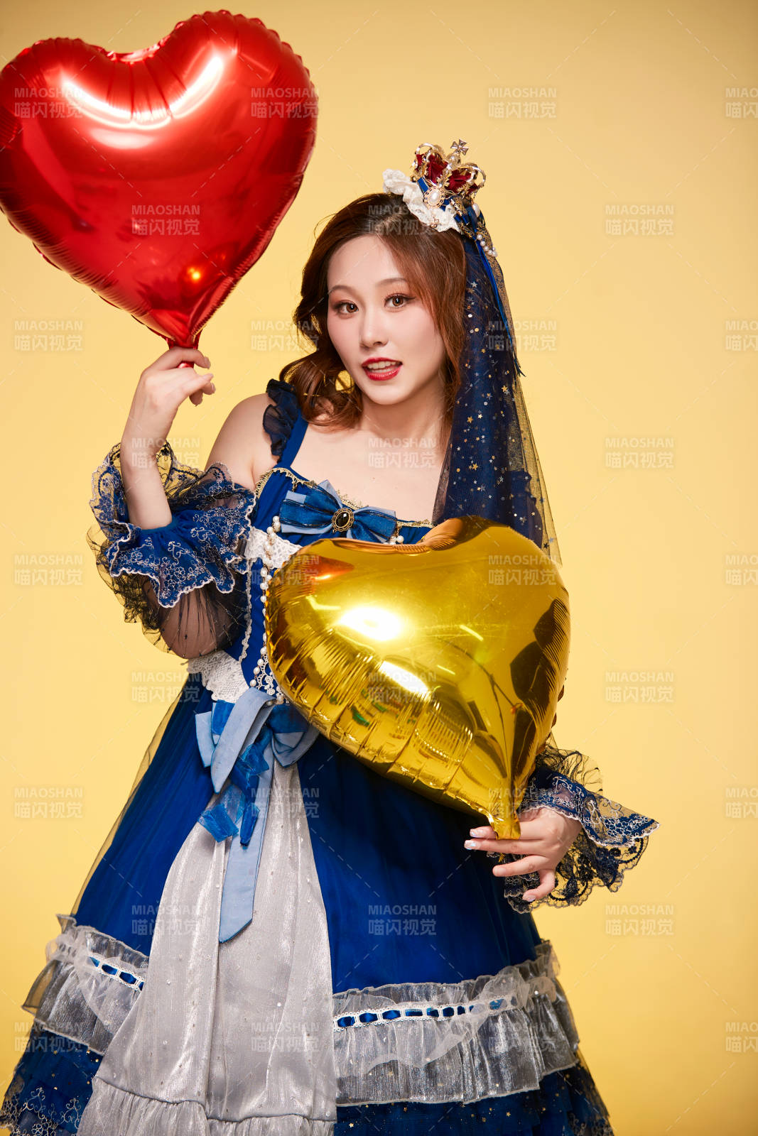 黄色背景下穿着欧式宫廷晚装庆祝生日的少女图片