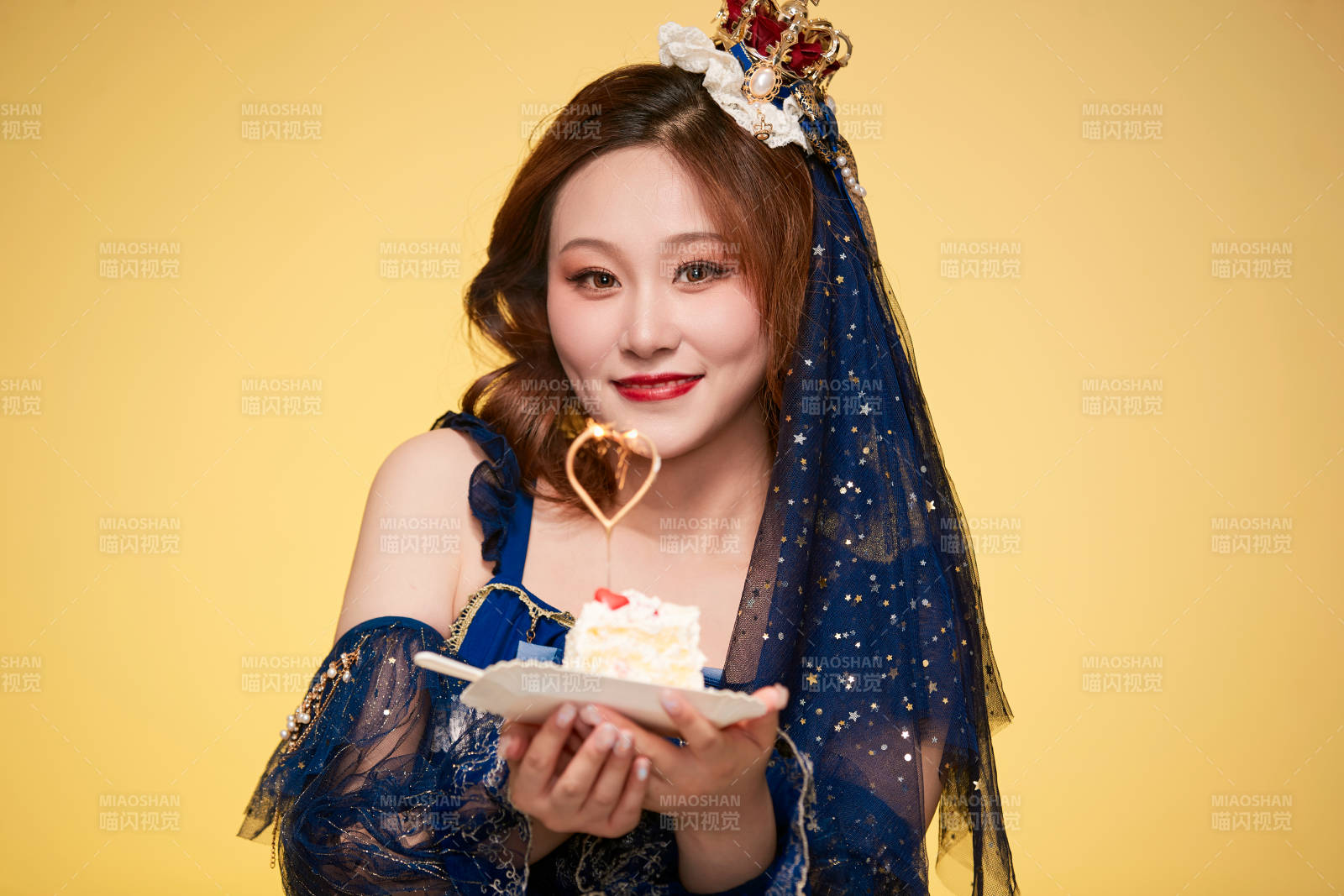 黄色背景下穿着欧式宫廷晚装庆祝生日的少女图片