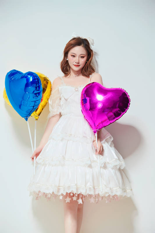 穿着公主裙手拿气球庆祝生日的亚洲女性图片