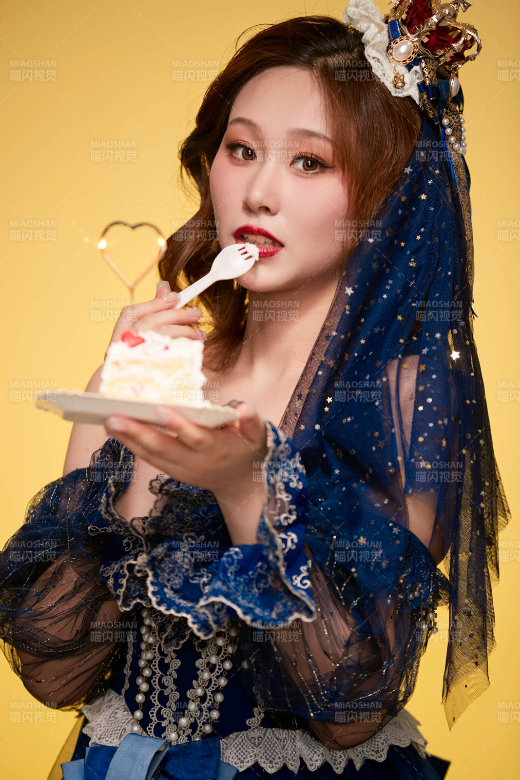 黄色背景下穿着欧式宫廷晚装庆祝生日的少女图片