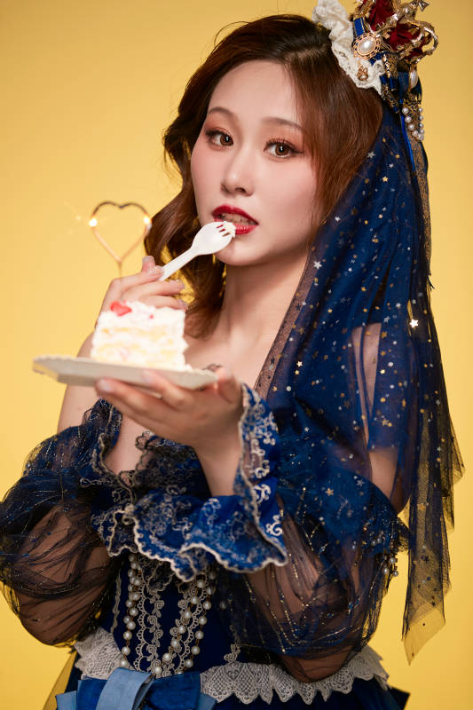 黄色背景下穿着欧式宫廷晚装庆祝生日的少女图片