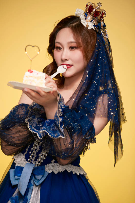 黄色背景下穿着欧式宫廷晚装庆祝生日的少女图片