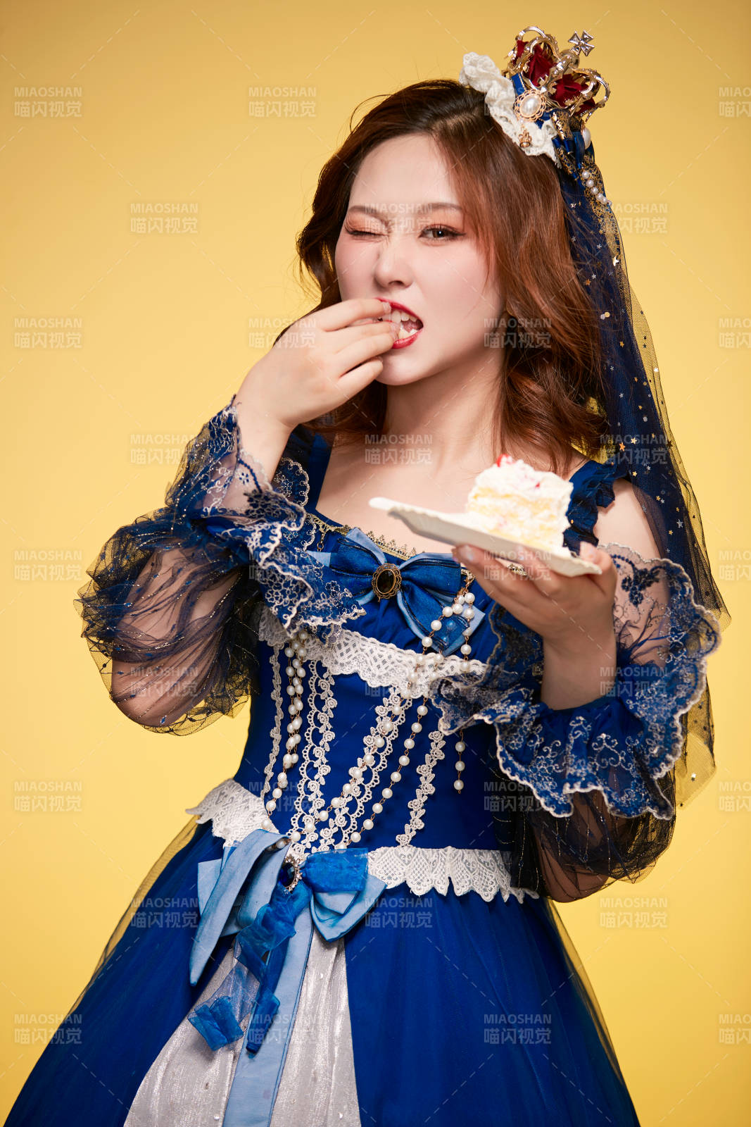 黄色背景下穿着欧式宫廷晚装庆祝生日的少女图片