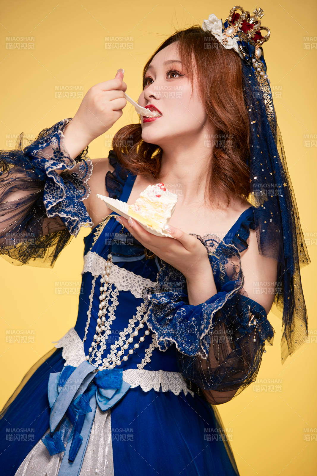 黄色背景下穿着欧式宫廷晚装庆祝生日的少女图片