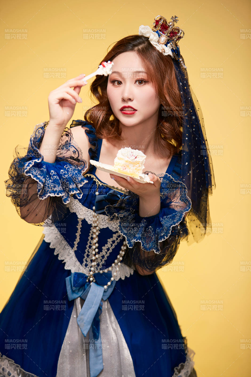 黄色背景下穿着欧式宫廷晚装庆祝生日的少女图片