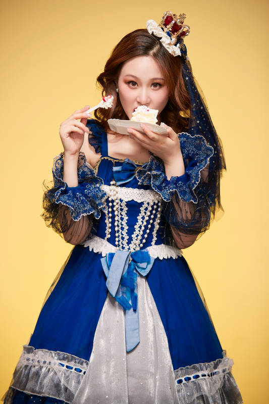 黄色背景下穿着欧式宫廷晚装庆祝生日的少女图片