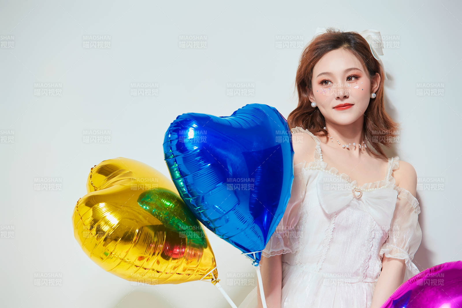 穿着公主裙手拿气球庆祝生日的亚洲女性图片