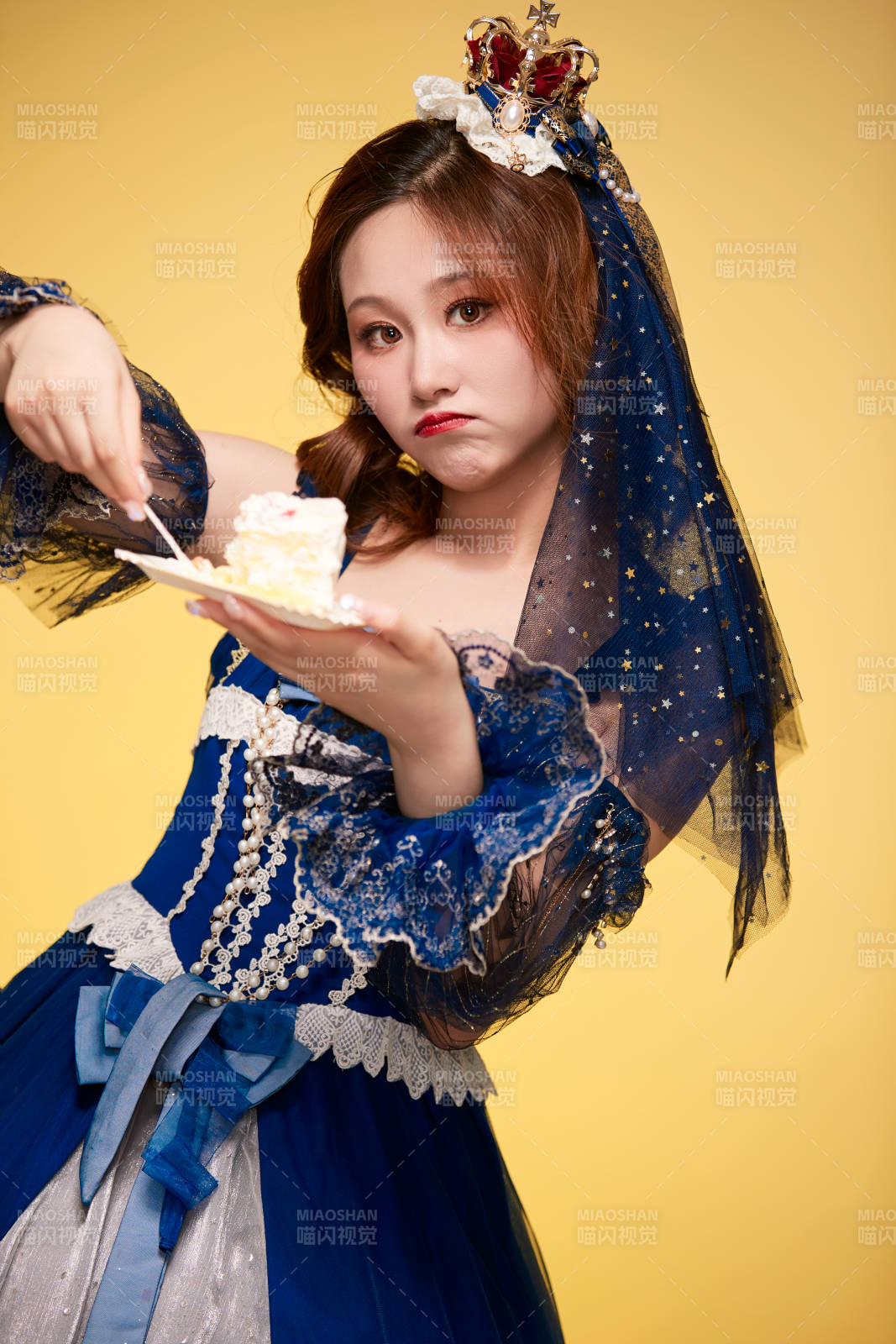 黄色背景下穿着欧式宫廷晚装庆祝生日的少女图片