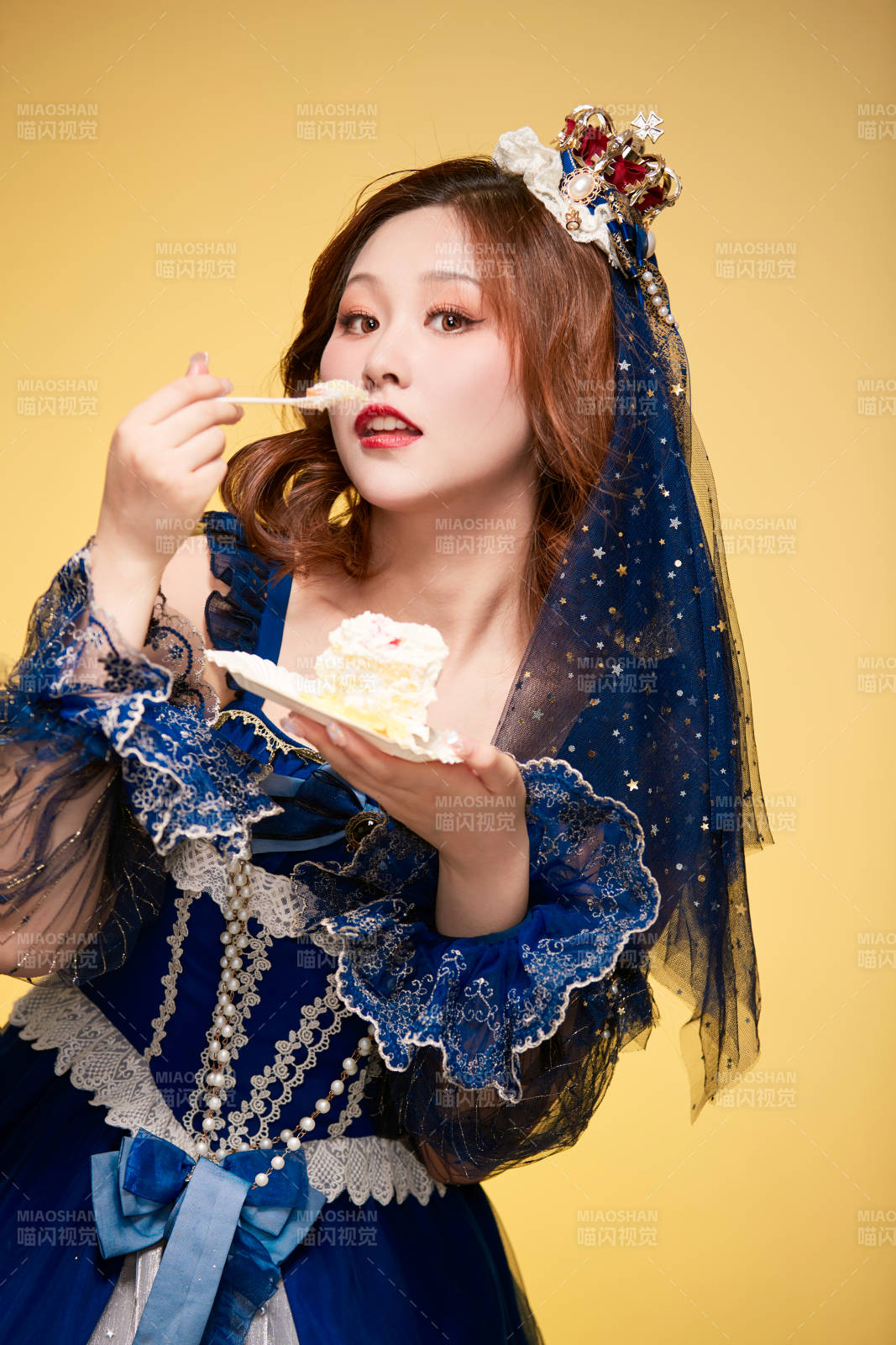 黄色背景下穿着欧式宫廷晚装庆祝生日的少女图片