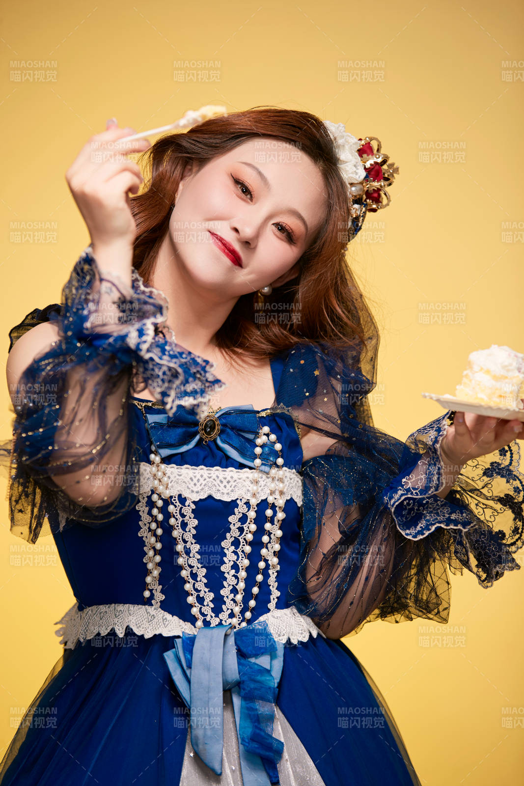 黄色背景下穿着欧式宫廷晚装庆祝生日的少女图片