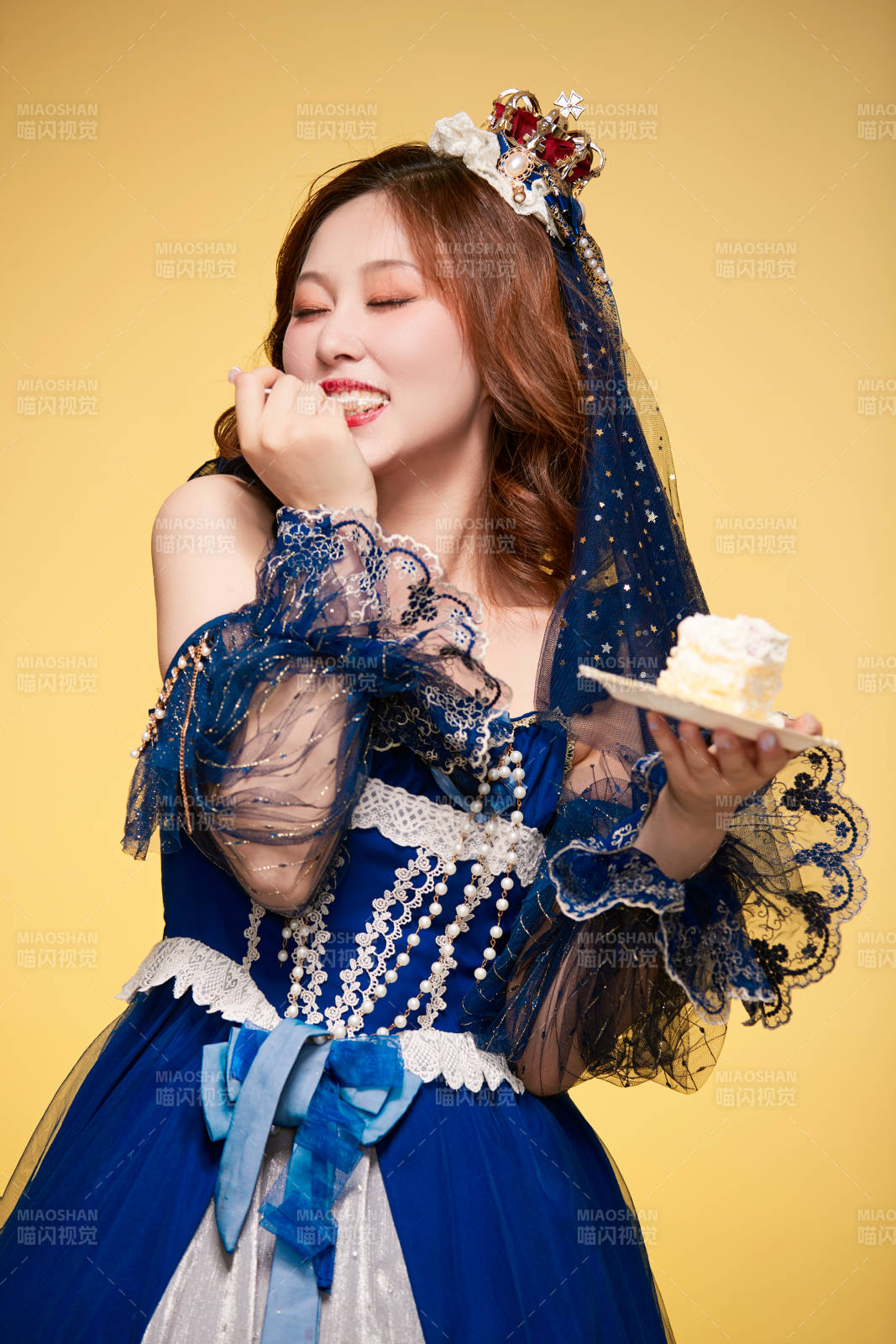 黄色背景下穿着欧式宫廷晚装庆祝生日的少女图片