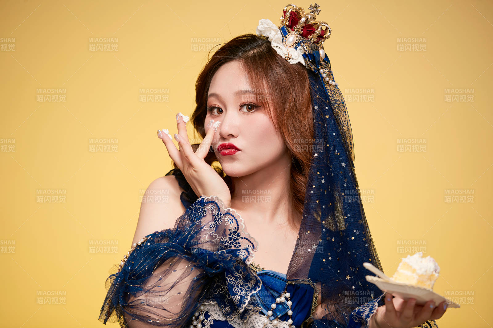 黄色背景下穿着欧式宫廷晚装庆祝生日的少女图片