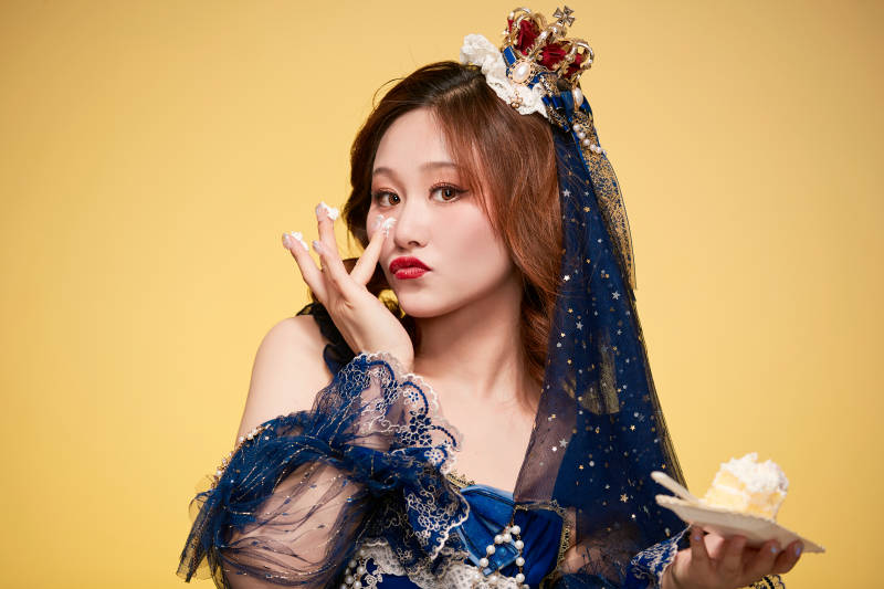 黄色背景下穿着欧式宫廷晚装庆祝生日的少女图片