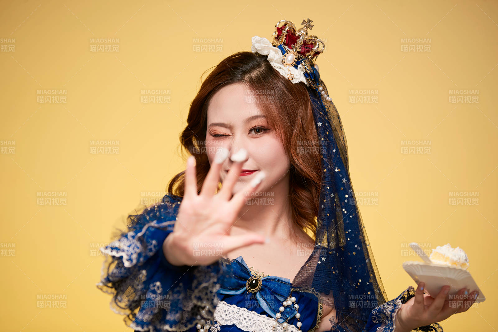 黄色背景下穿着欧式宫廷晚装庆祝生日的少女图片