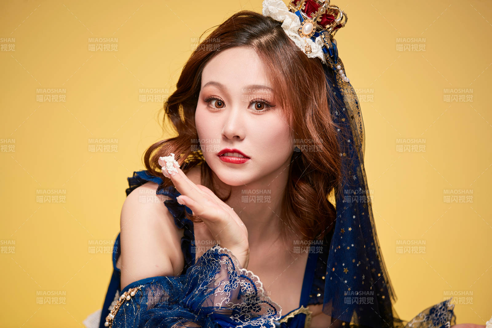 黄色背景下穿着欧式宫廷晚装庆祝生日的少女图片