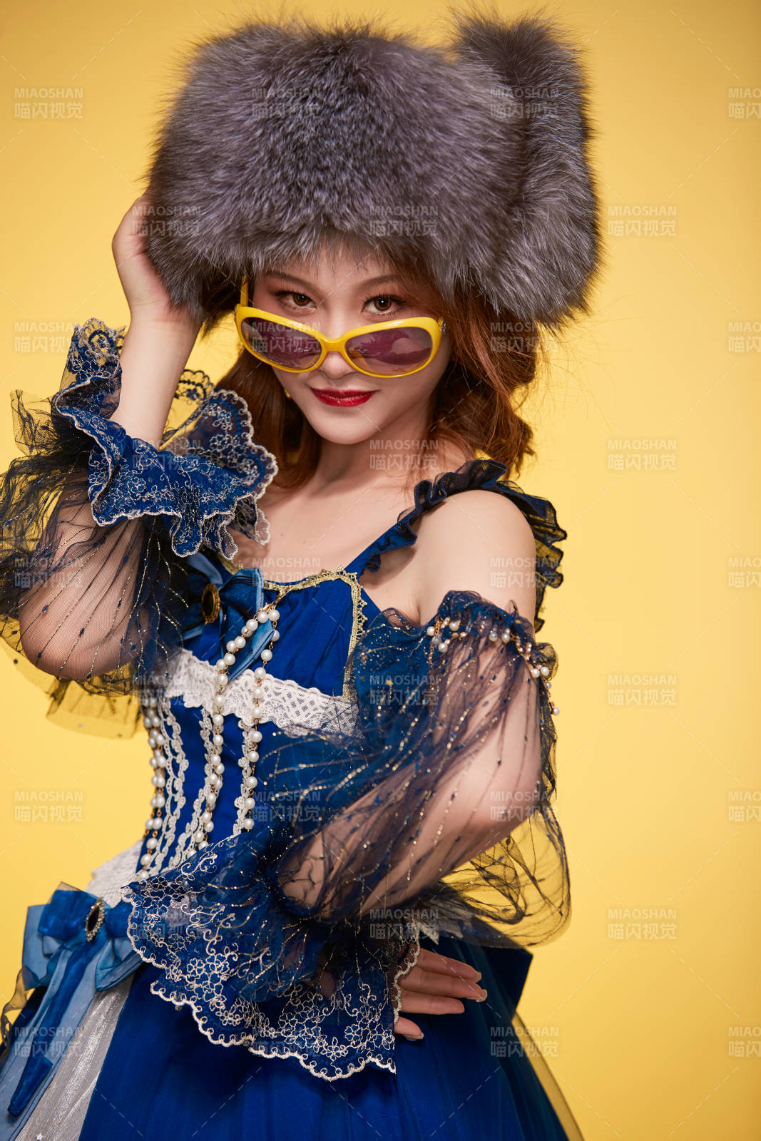 头戴皮草帽穿着欧式宫廷晚装庆祝生日的少女图片