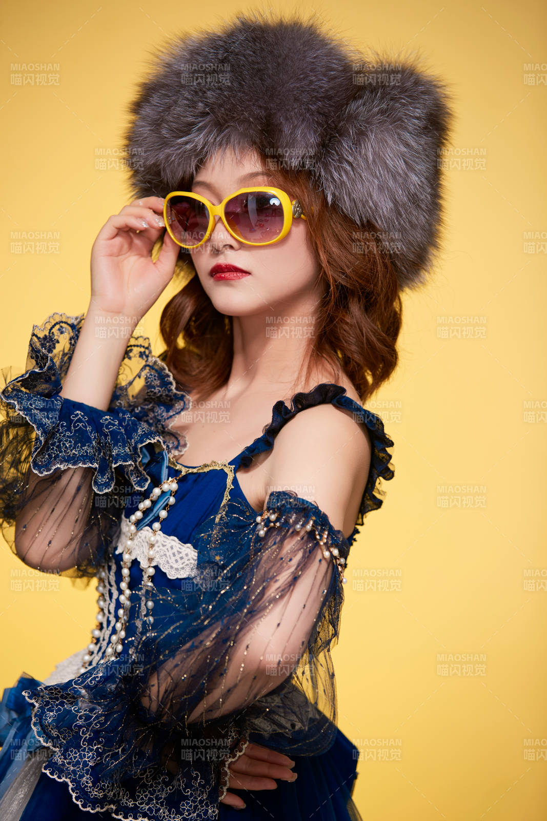 头戴皮草帽穿着欧式宫廷晚装庆祝生日的少女图片