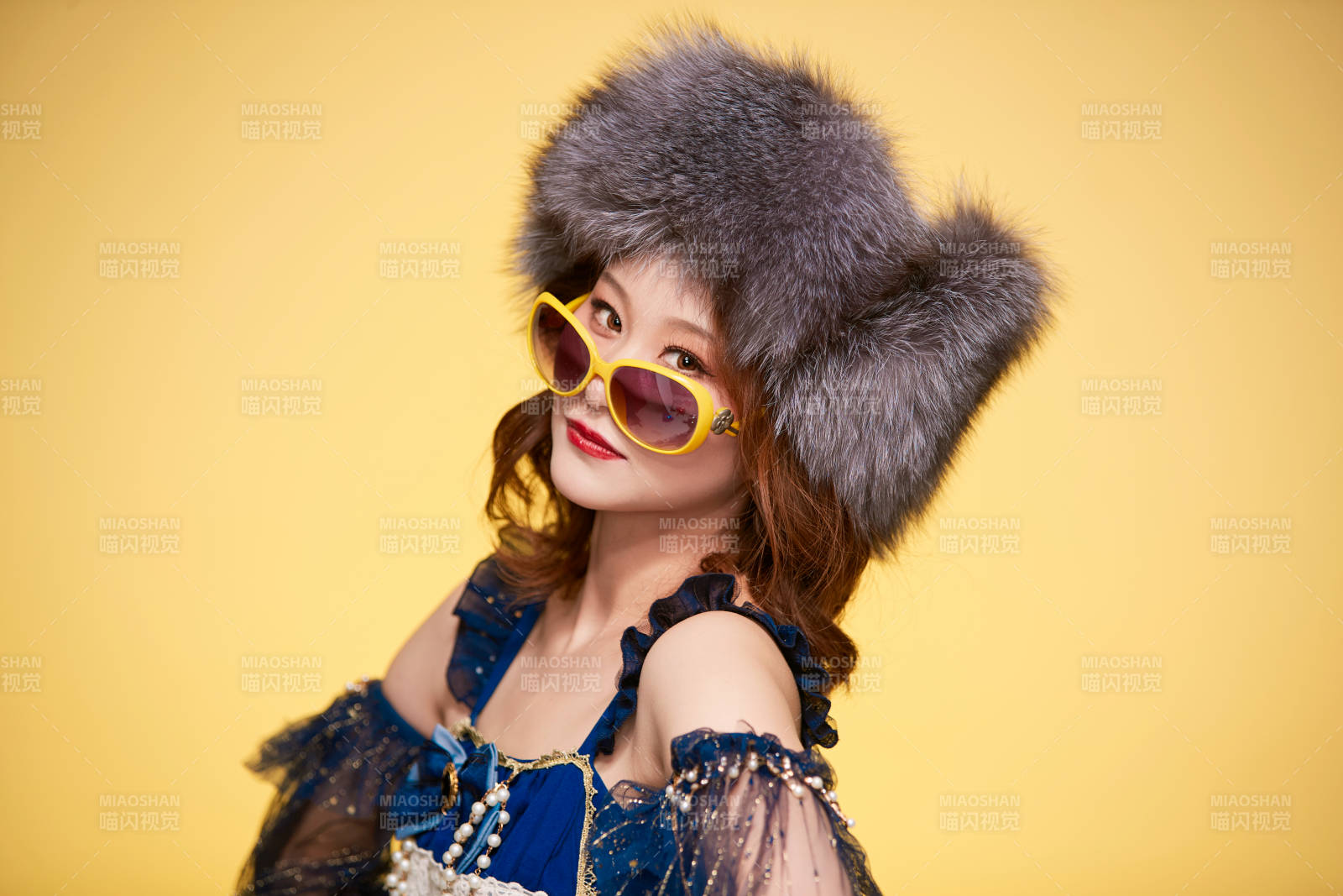 头戴皮草帽穿着欧式宫廷晚装庆祝生日的少女图片