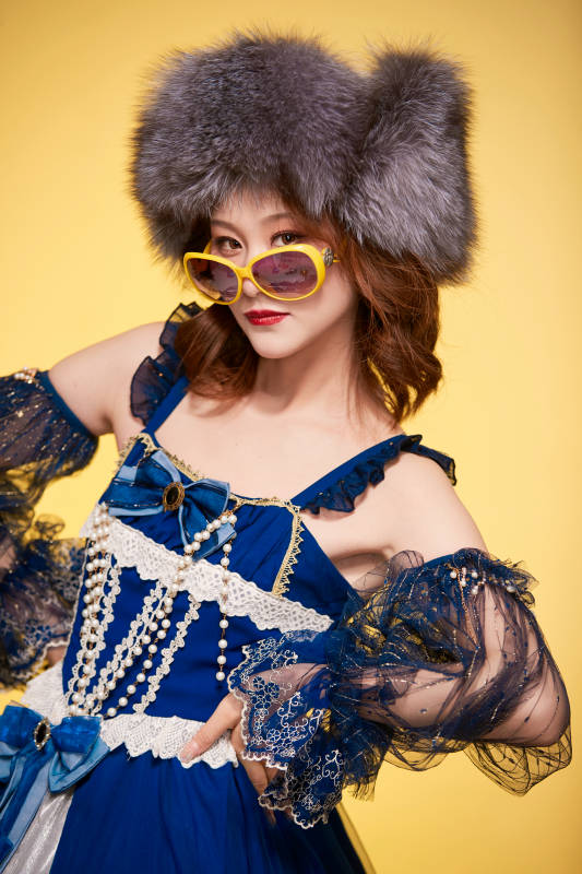 头戴皮草帽穿着欧式宫廷晚装庆祝生日的少女图片