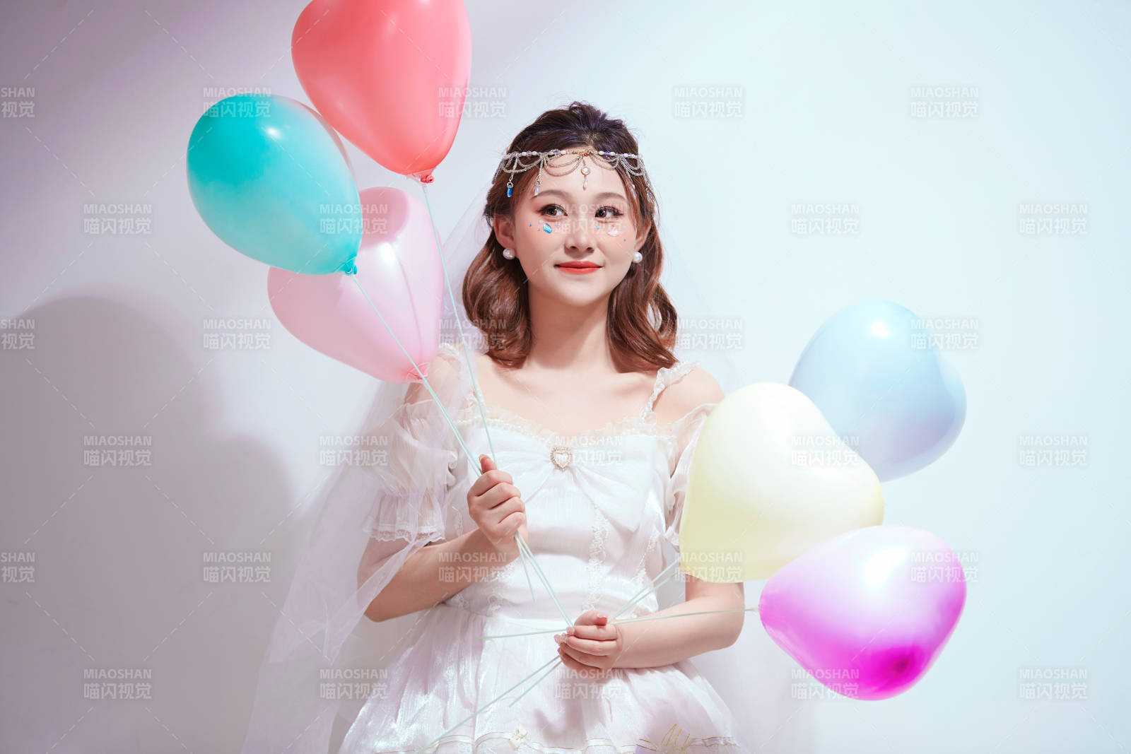 穿着公主裙手拿气球庆祝生日的亚洲女性图片