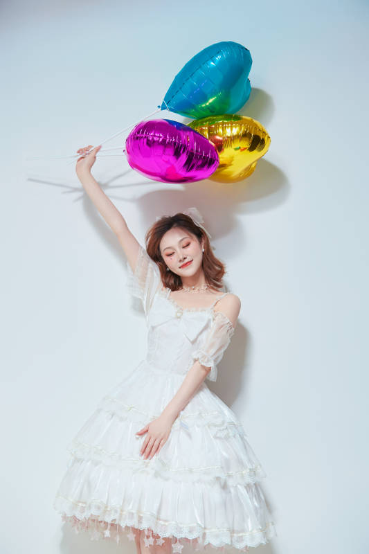 穿着公主裙手拿气球庆祝生日的亚洲女性图片