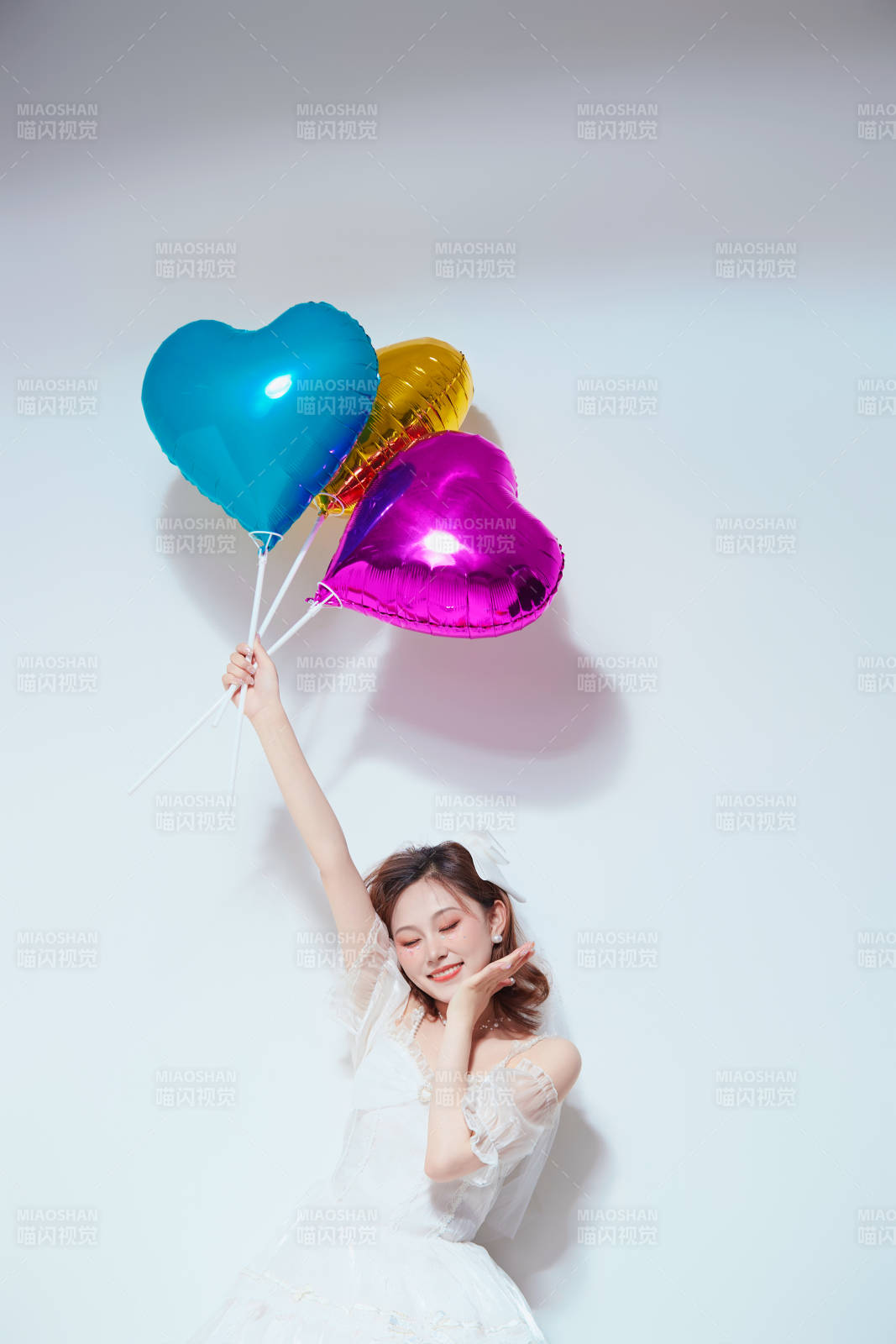 穿着公主裙手拿气球庆祝生日的亚洲女性图片