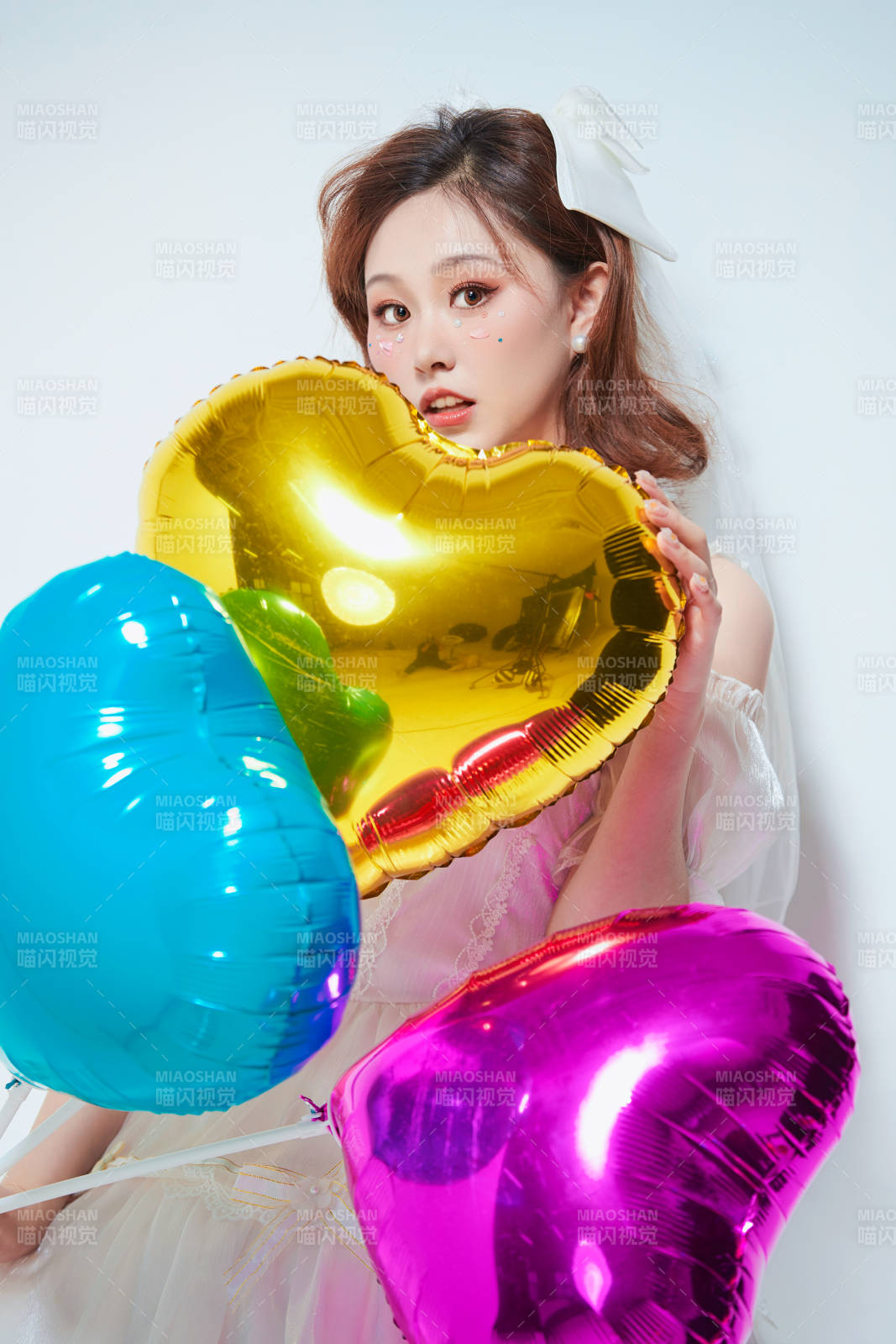 穿着公主裙手拿气球庆祝生日的亚洲女性图片