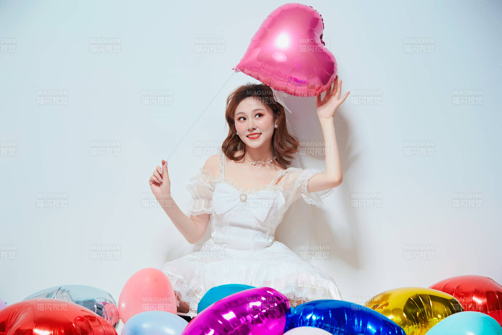 穿着公主裙手拿气球庆祝生日的亚洲女性图片