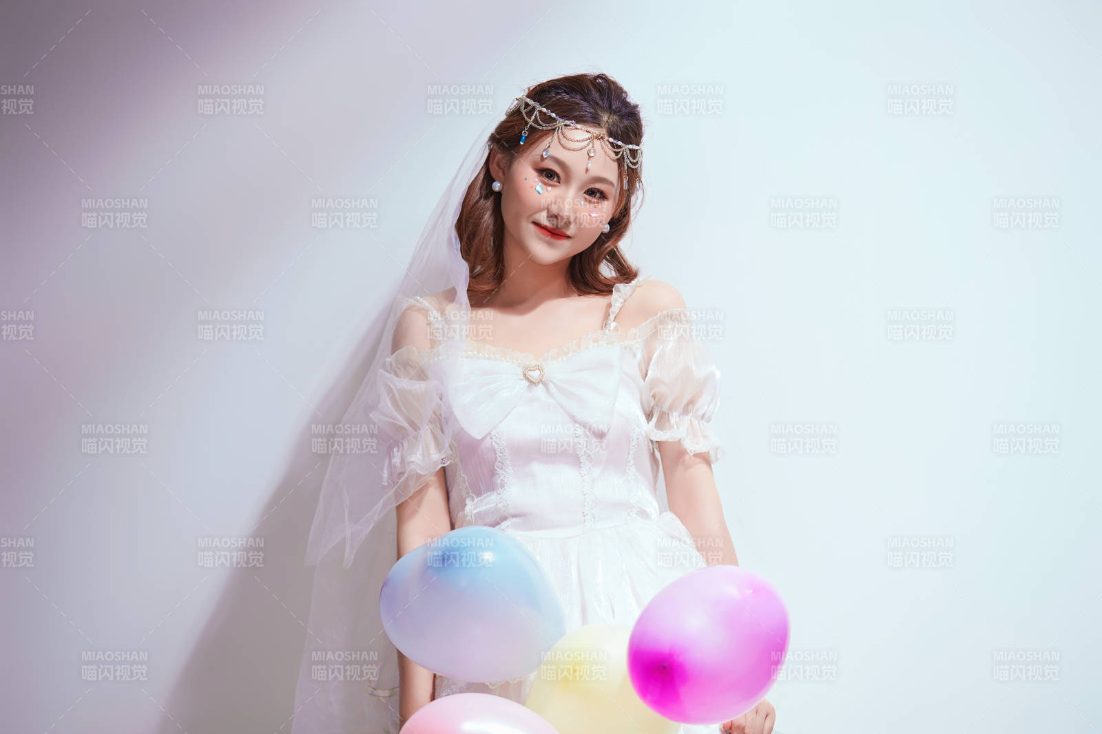 穿着公主裙手拿气球庆祝生日的亚洲女性图片