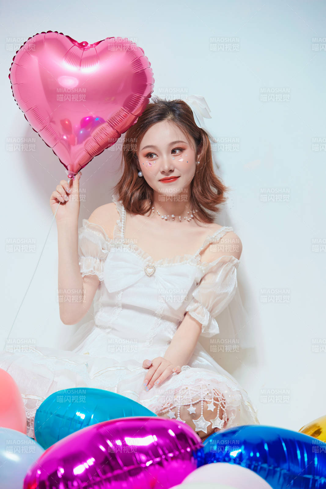 穿着公主裙手拿气球庆祝生日的亚洲女性图片